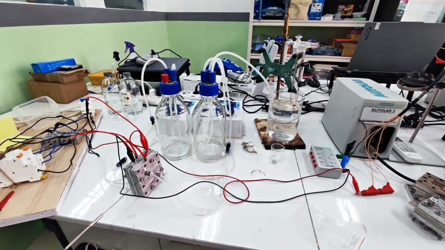 Rig uji elektroliser AEM dan fuel cell di laboratorium, terhubung ke potensiostat Autolab