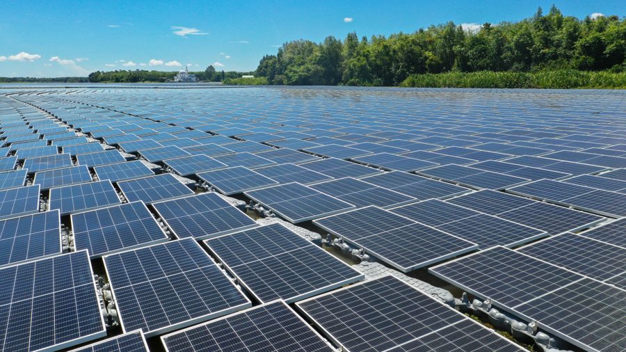 Hamparan panel surya terapung di permukaan waduk