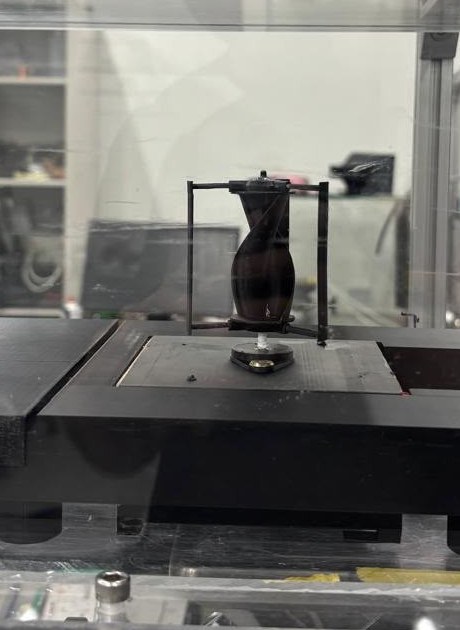 Model turbin angin sumbu vertikal (VAWT) berbilah heliks saat diuji di wind tunnel Tokyo Metropolitan University, April 2026
